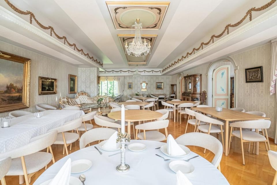 Banquet/Function facilities, Seating area