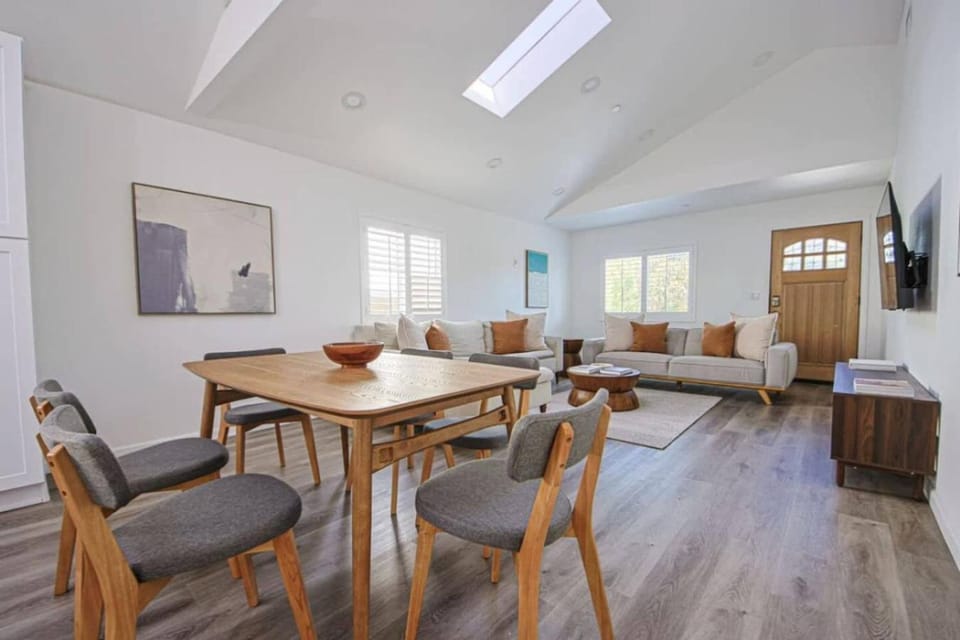 Cozy Westside Retreat 10 Min to Venice Beac House in Mar Vista