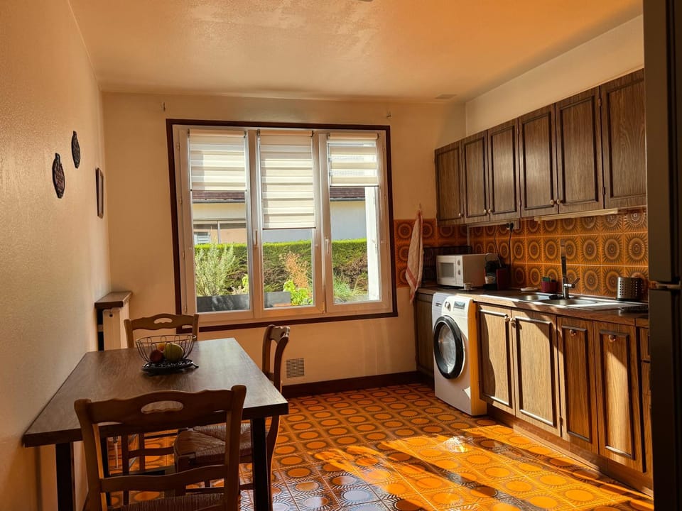 Kitchen or kitchenette, Dining area, oven, stove, toaster