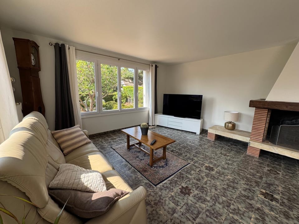 Communal lounge/ TV room, TV and multimedia, Living room, flat iron