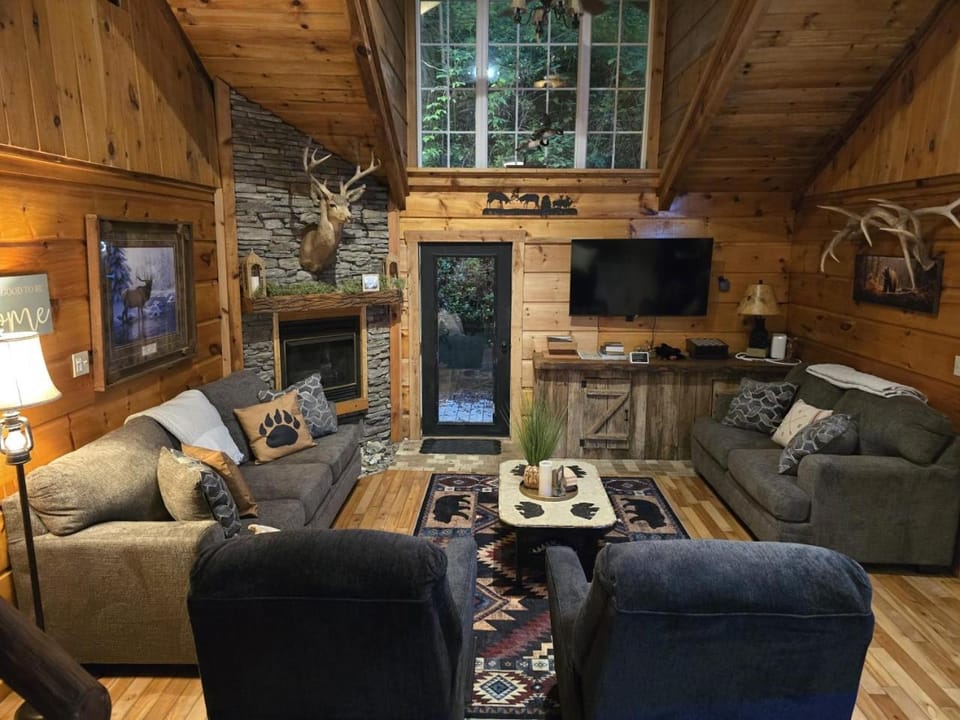 The Skinners Cabin Fireplace Grill Cabin in Townsend