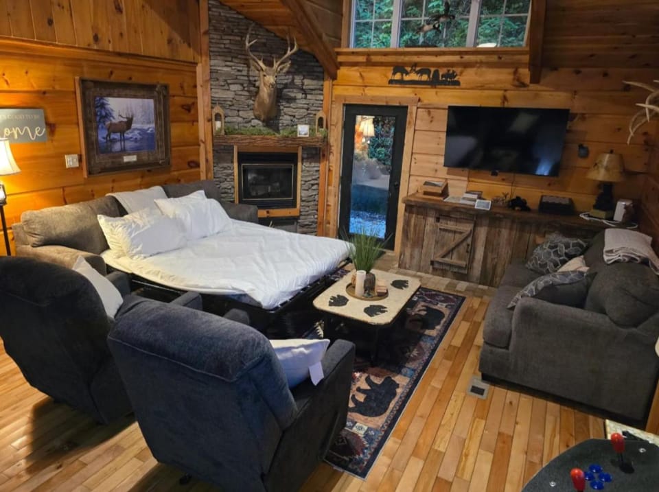 The Skinners Cabin Fireplace Grill Cabin in Townsend