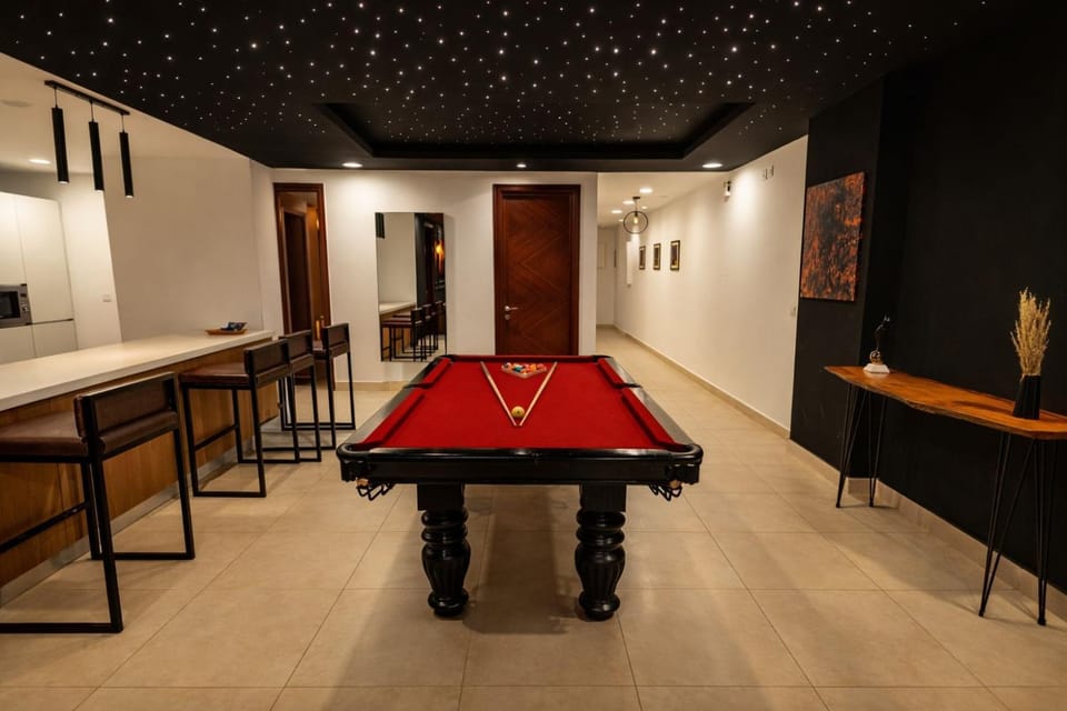 Billiard, Game Room
