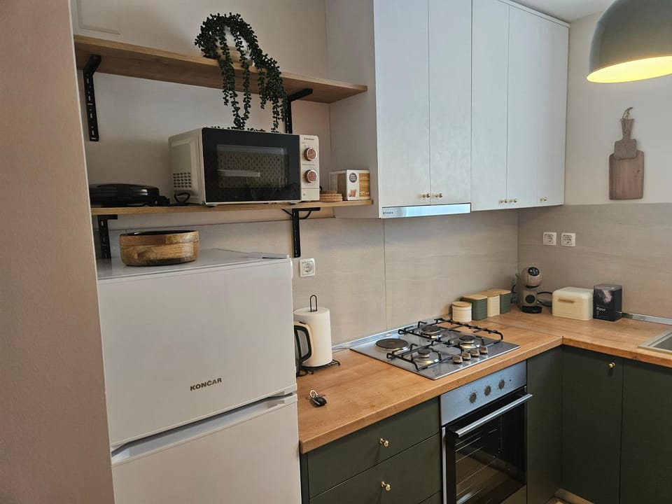 Coffee/tea facilities, Kitchen or kitchenette, dishwasher, oven, stove, toaster