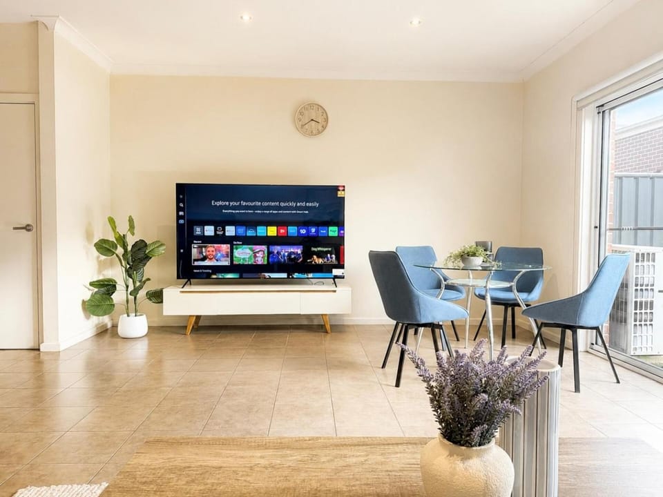 Easy Craigieburn Stay Family & Work Friendly House in Melbourne