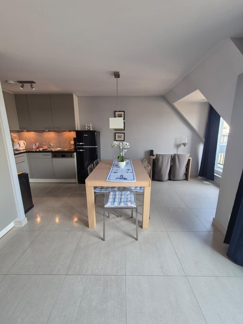 Kitchen or kitchenette, Dining area