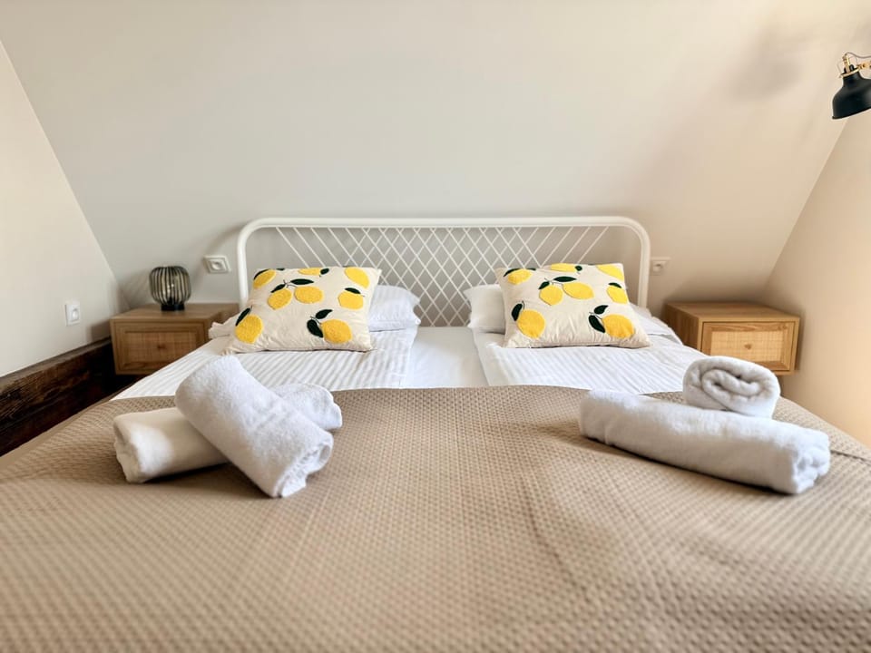Bed, Photo of the whole room, Bedroom, towels
