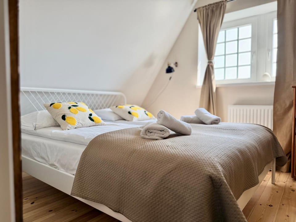 Bed, Photo of the whole room, Bedroom, internet, towels