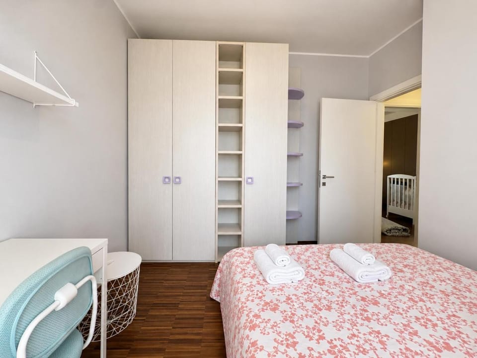 Bed, Photo of the whole room, Bedroom, towels, wardrobe