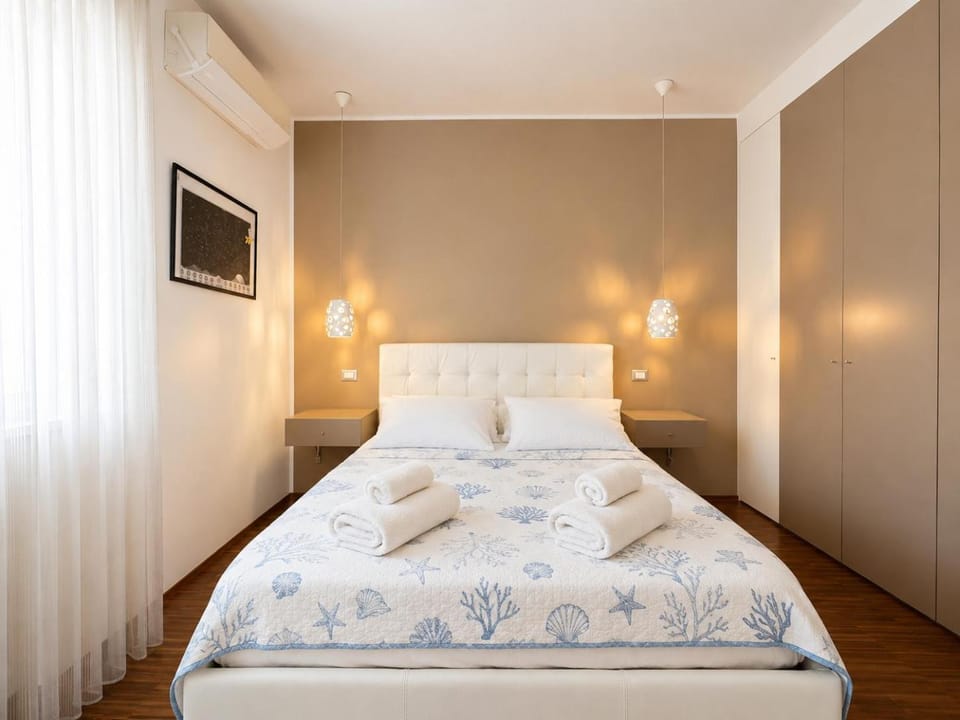 Bed, Photo of the whole room, Bedroom, towels