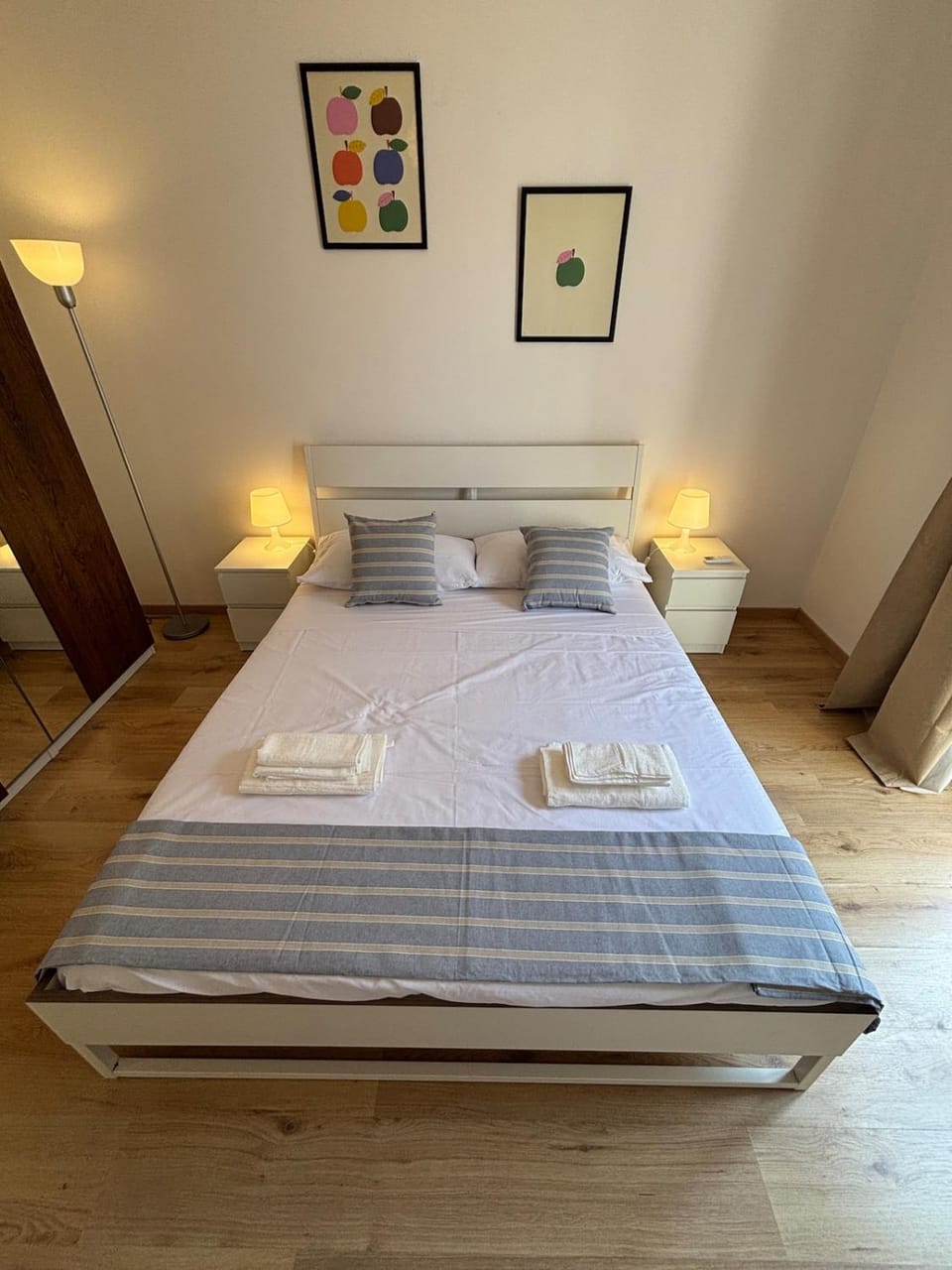 Bed, Bedroom, towels