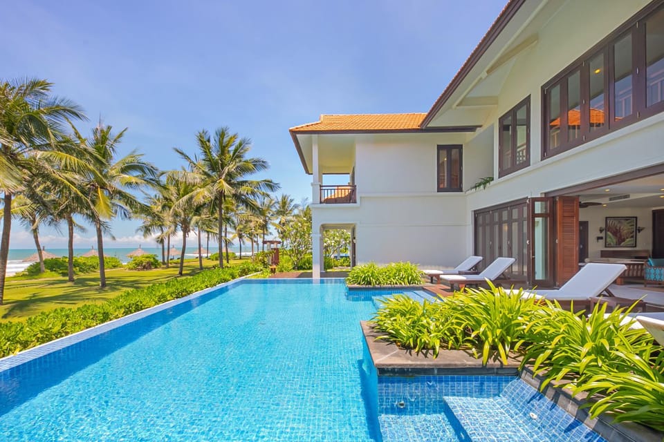 Property building, Spring, Day, Natural landscape, Garden, Garden view, Pool view, Swimming pool, sunbed