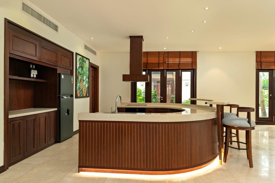 Kitchen or kitchenette, Living room, Seating area, Dining area, oven