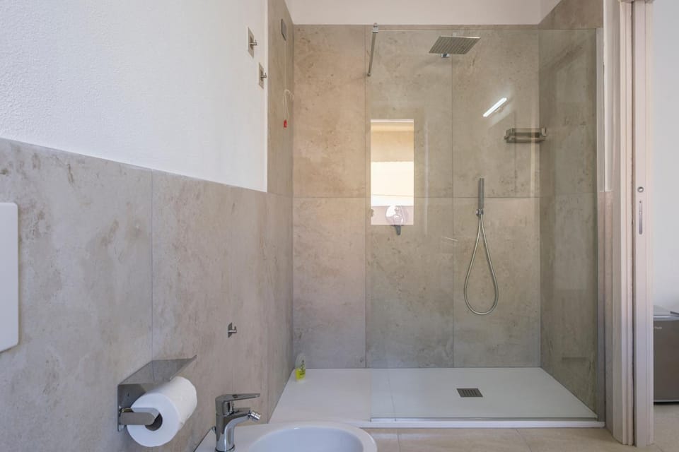Shower, Toilet, Bathroom, towels