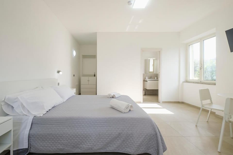 Bed, TV and multimedia, Photo of the whole room, Bedroom, towels