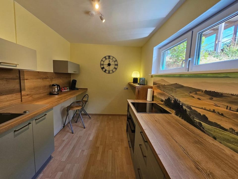 Coffee/tea facilities, Dining area, oven, stove