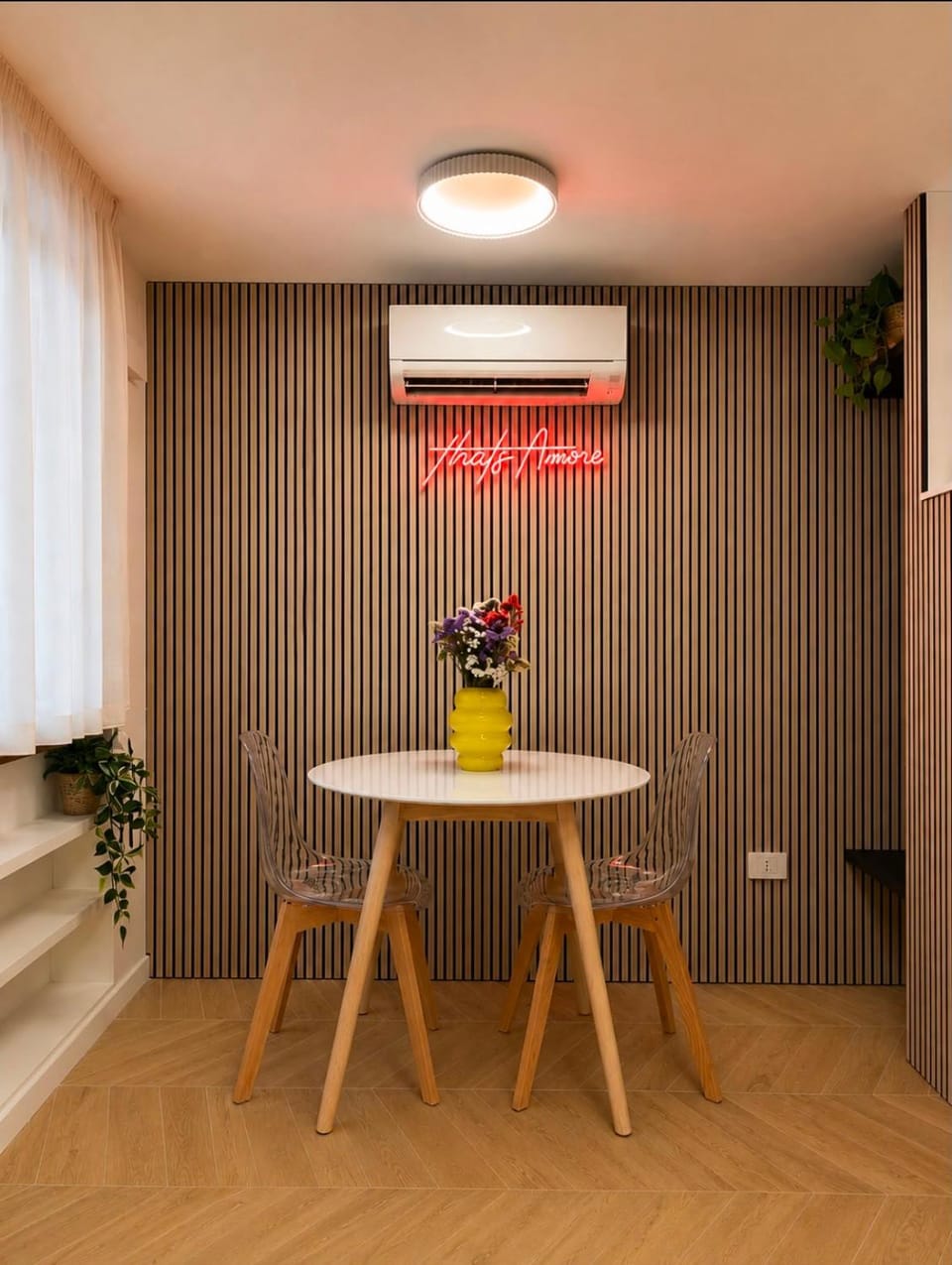 Dining area, internet, air conditioner