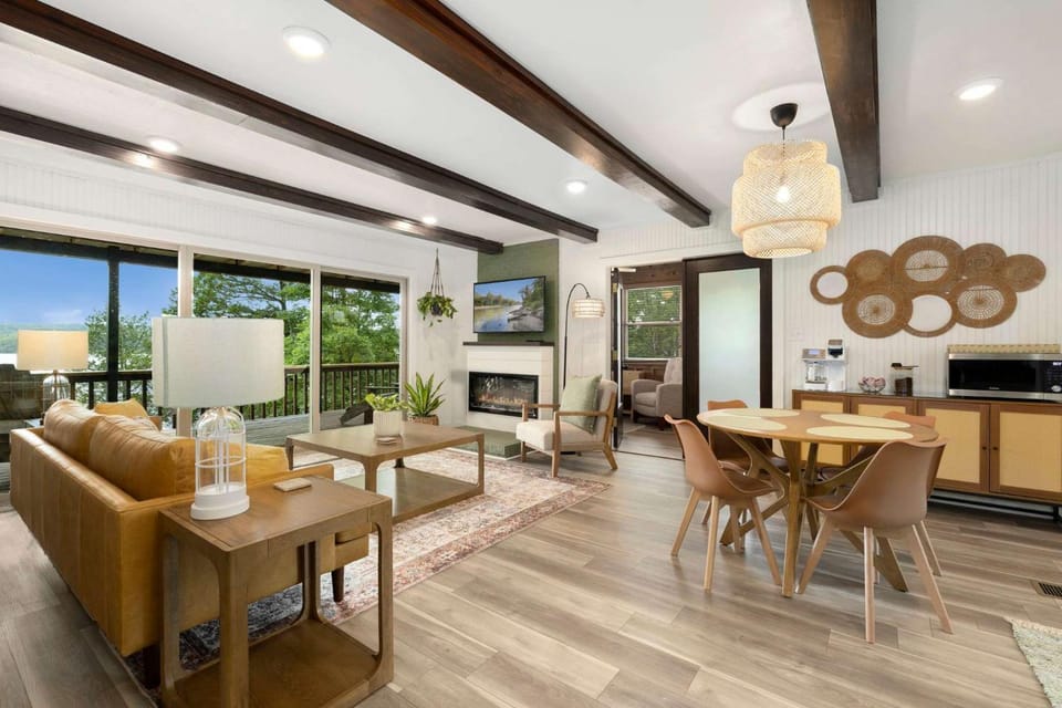 The Ledges-Direct Lake Access & Views-Fire Pit House in Beaver Lake