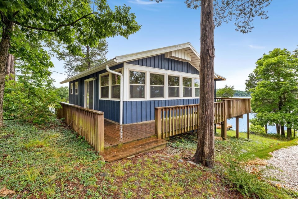 The Ledges-Direct Lake Access & Views-Fire Pit House in Beaver Lake