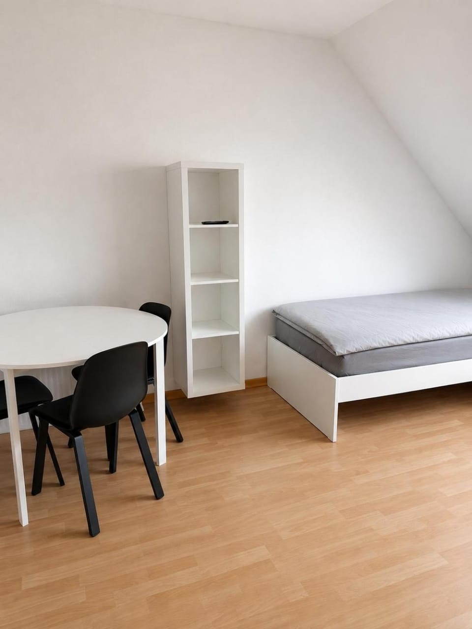 Bed, Photo of the whole room, Seating area, Bedroom