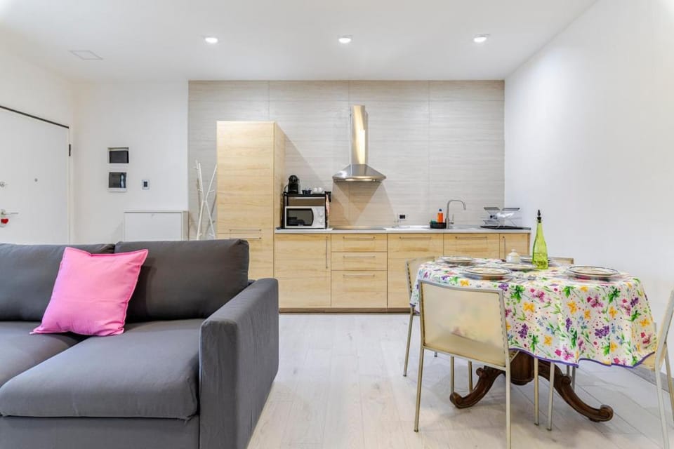Coffee/tea facilities, Kitchen or kitchenette, Living room, Dining area, stove