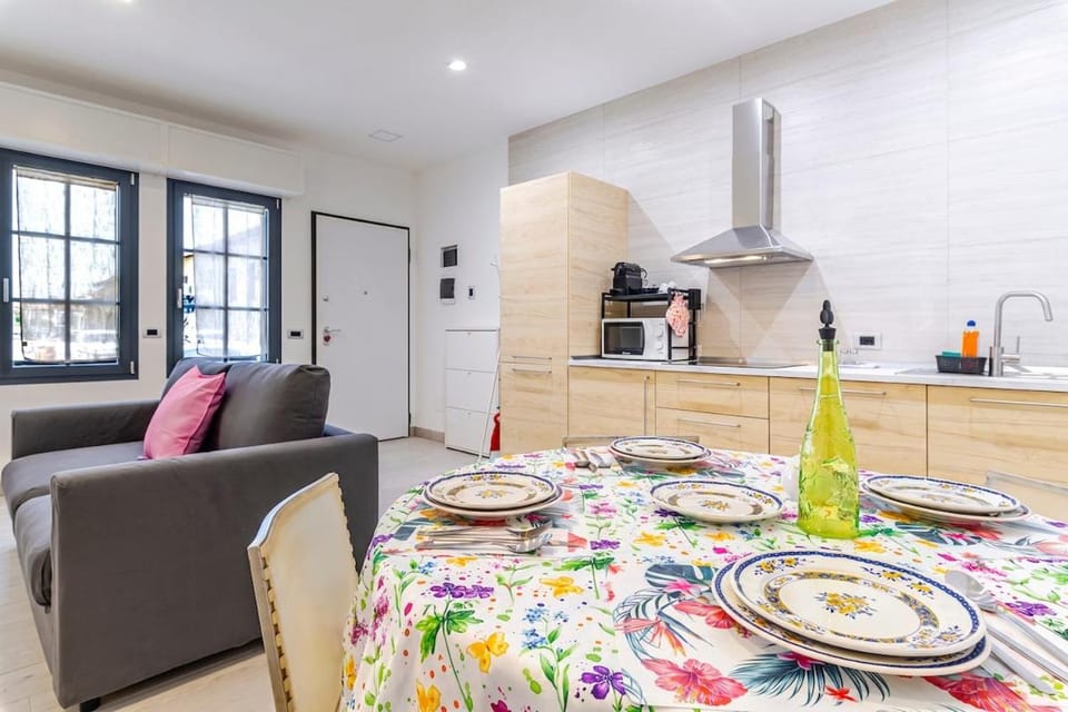 Coffee/tea facilities, Kitchen or kitchenette, Living room, Food and drinks, Seating area, Dining area