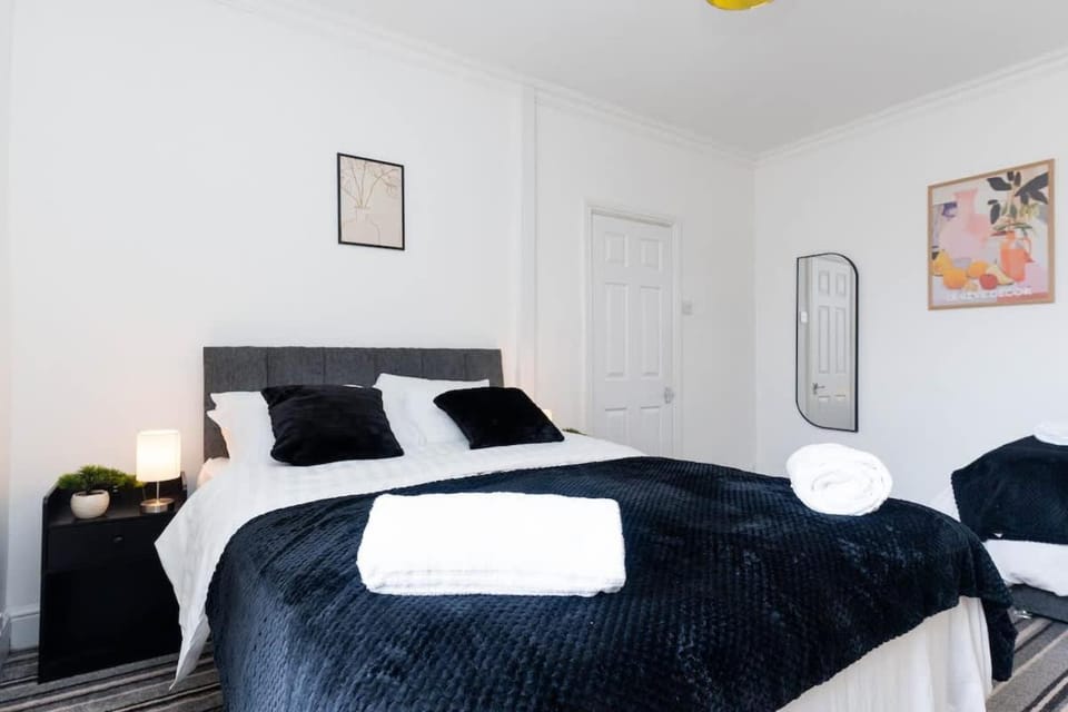 Modern 2 Bed House - Sleeps 6 - Near Leeds Centre Apartment in Leeds