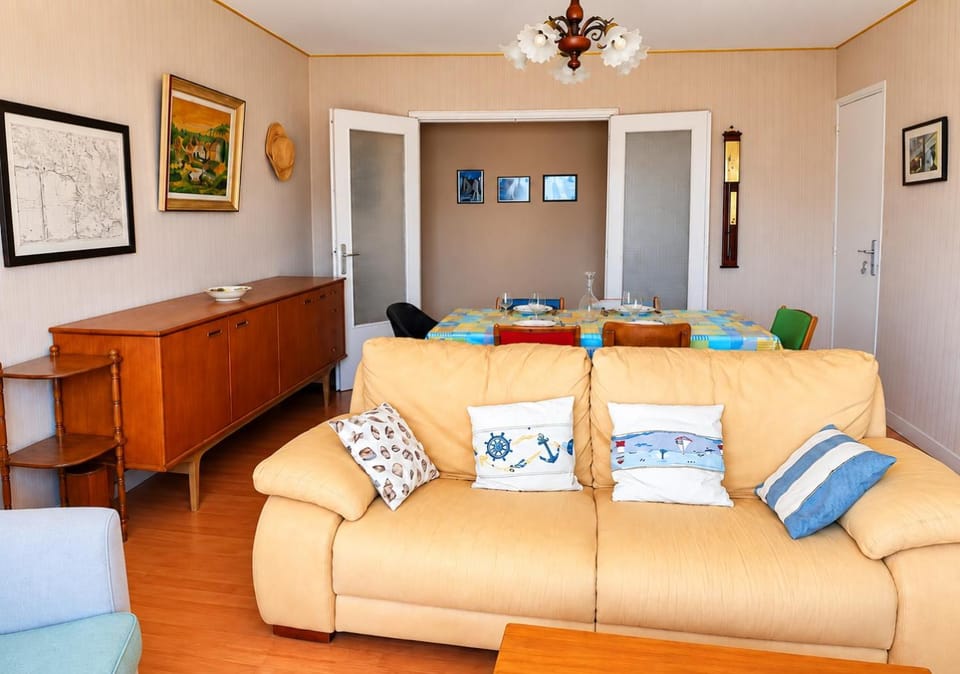 Communal lounge/ TV room, TV and multimedia, Seating area