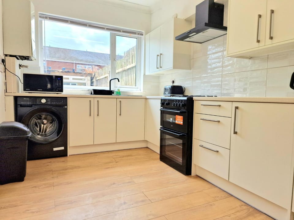 Kitchen or kitchenette, oven, stove, toaster, washing machine