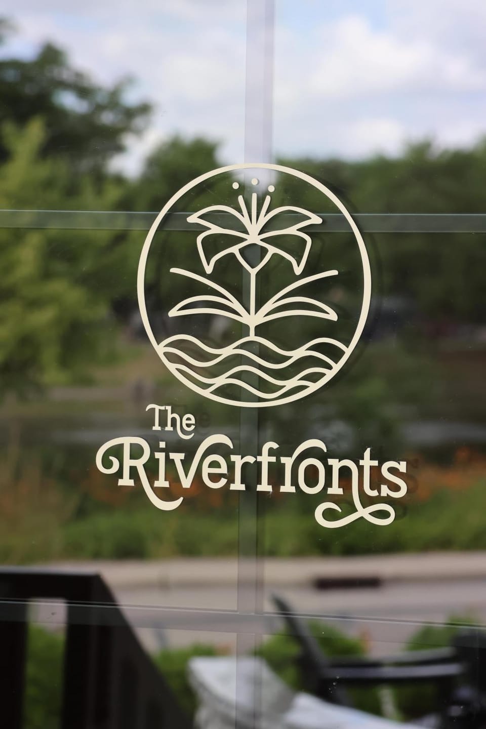 Charming Riverfront Stay - Heart of Downtown Apartment in Dundee