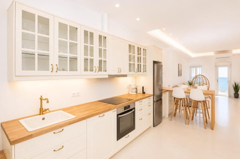 Kitchen or kitchenette, Dining area, minibar