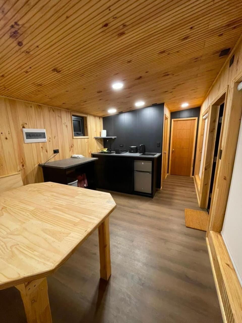 Kitchen or kitchenette, Dining area, minibar, toaster