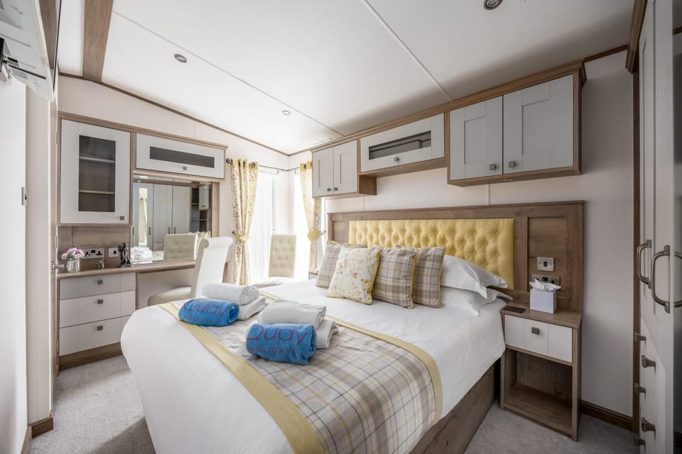 Costa Mare - 3-bedroom Caravan with beautiful views across the harbour in Rockley Park House in Poole