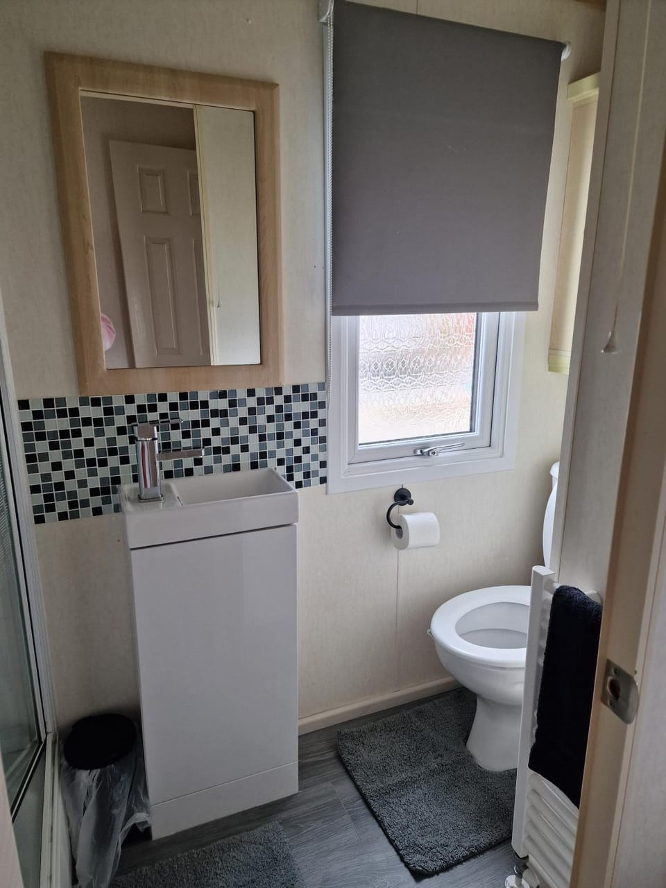 Caravan Sleeps 6 with Parking House in Hemsby