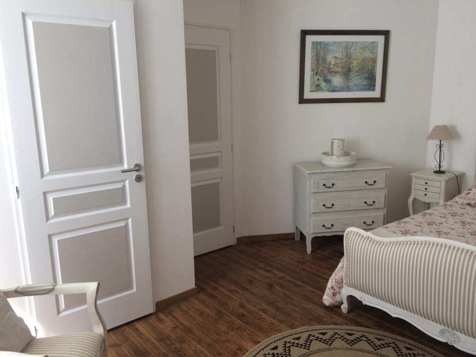 Les 3 Pigeons chambre dans maison 1er étage située côté rue Vacation rental in Bressuire