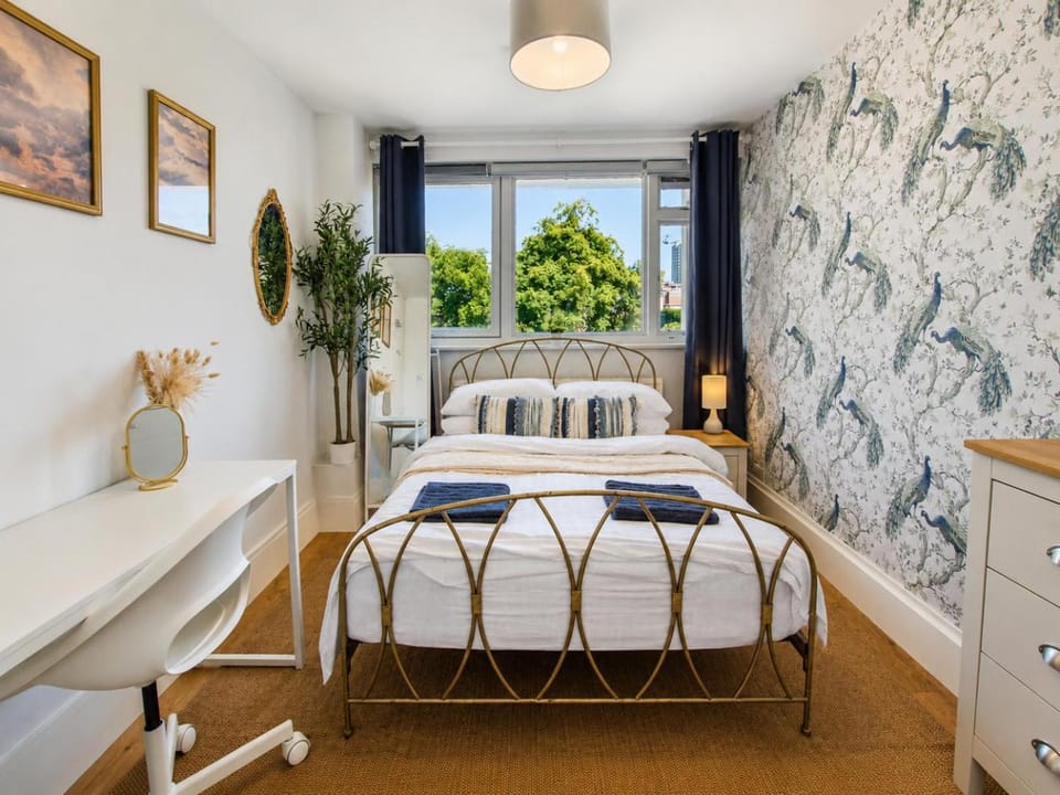 Bed, View (from property/room), Bedroom, Garden view, towels