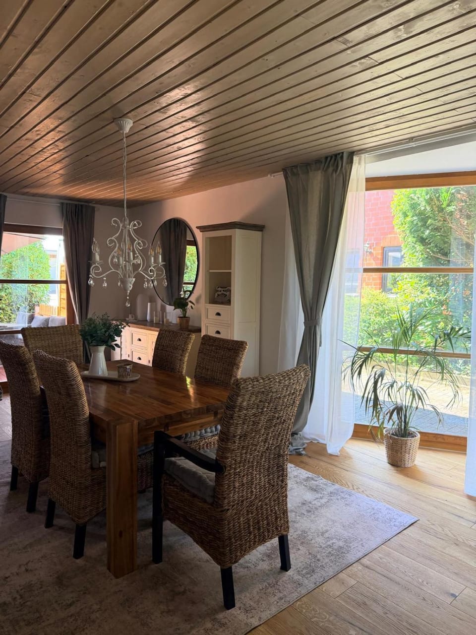 Seating area, Dining area
