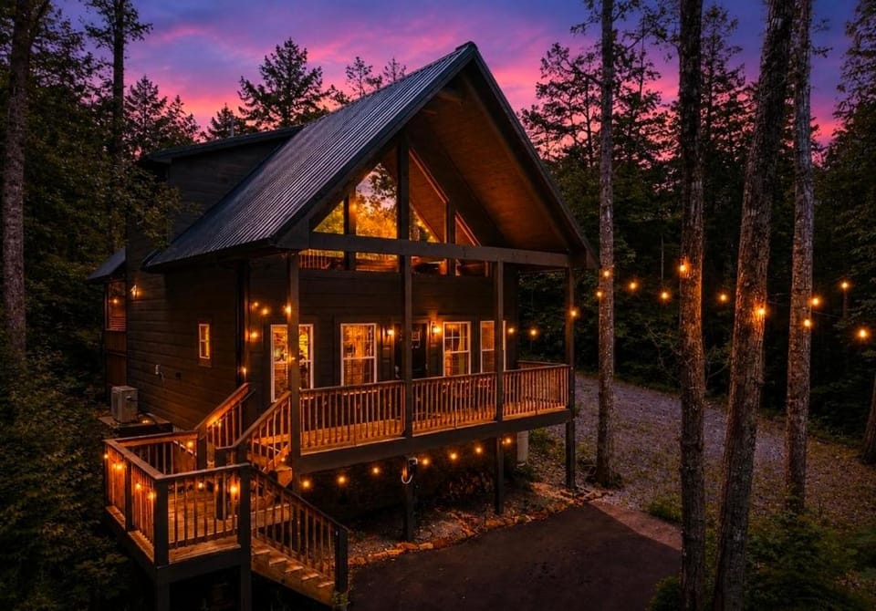 Romantic Luxury Cabin Hot Tub Fire Table EV Cabin in Gatlinburg