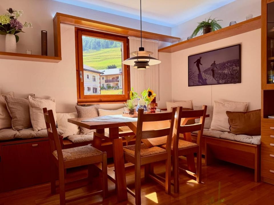 Seating area, Dining area