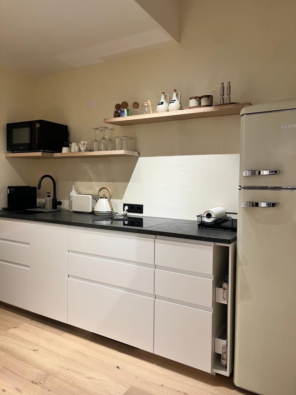 Coffee/tea facilities, Kitchen or kitchenette, oven, stove, toaster