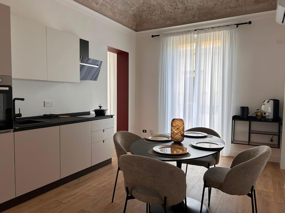 Coffee/tea facilities, Kitchen or kitchenette, Dining area, oven, stove