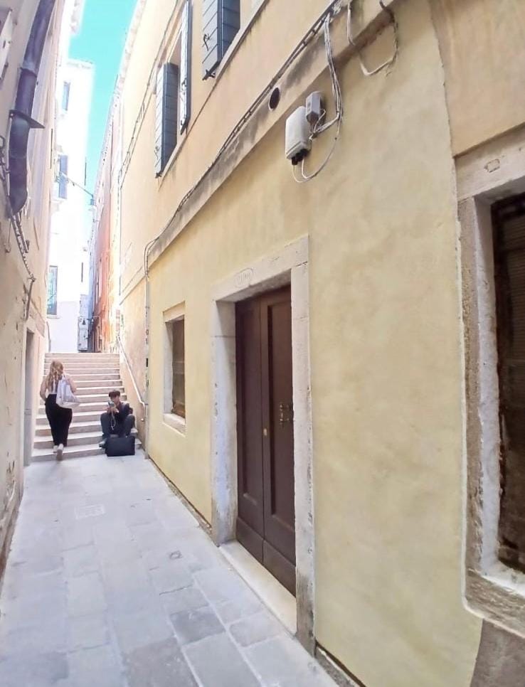 Dimora Canal View Modern Elegance Apartment in Venice