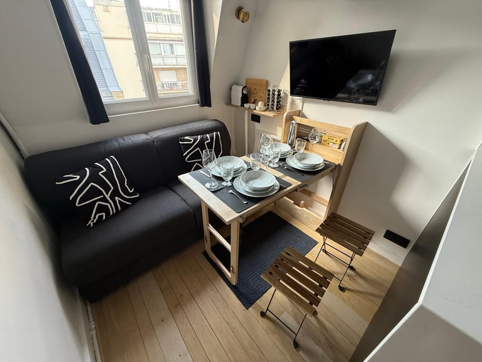 TV and multimedia, Coffee/tea facilities, Kitchen or kitchenette, Living room, Seating area, Dining area
