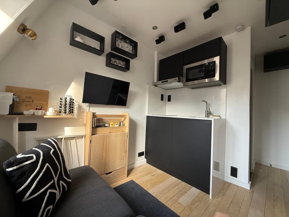 TV and multimedia, Kitchen or kitchenette, Living room, Seating area, stove