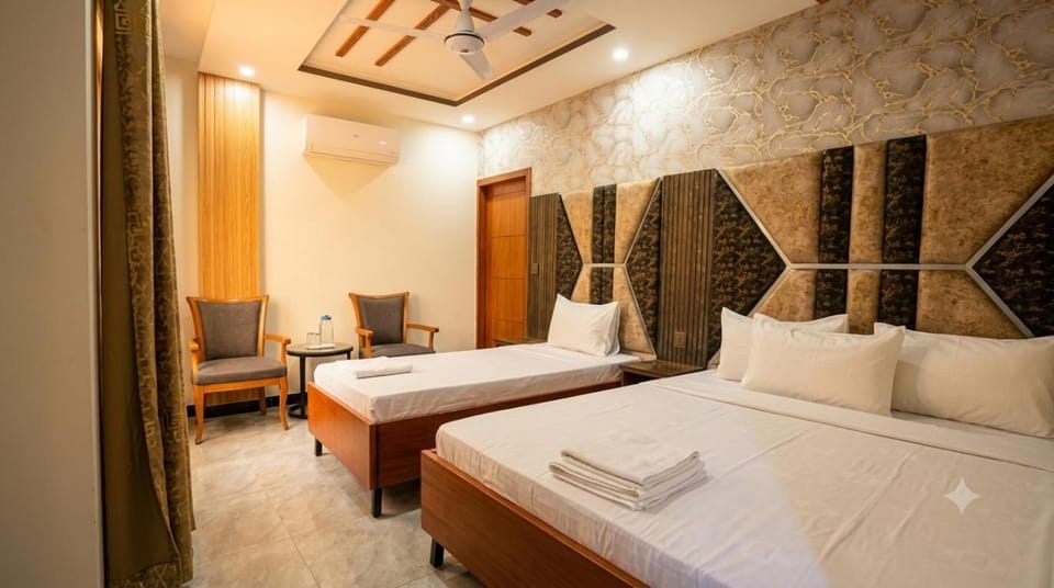 Bed, Living room, Photo of the whole room, Seating area, Bedroom, towels