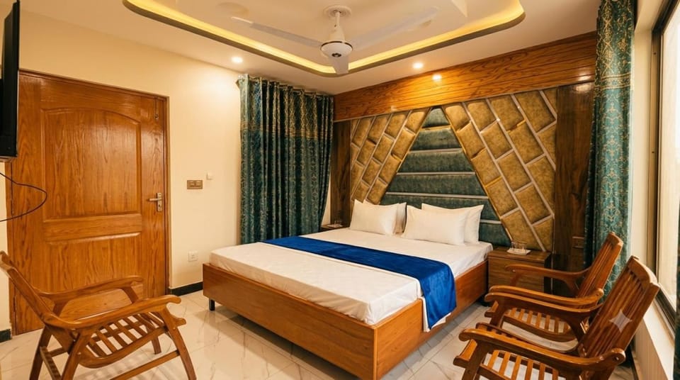 Bed, Living room, Seating area, Bedroom
