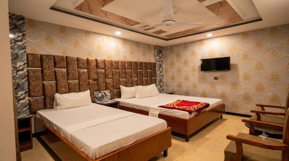 Bed, TV and multimedia, Living room, Photo of the whole room, Seating area, Bedroom