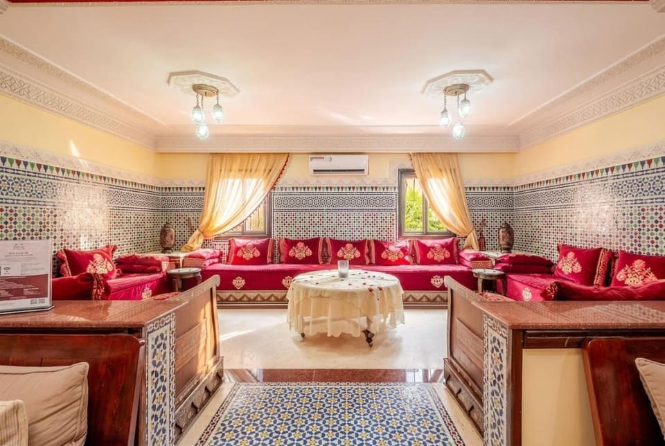 TV and multimedia, Living room, Seating area, air conditioner