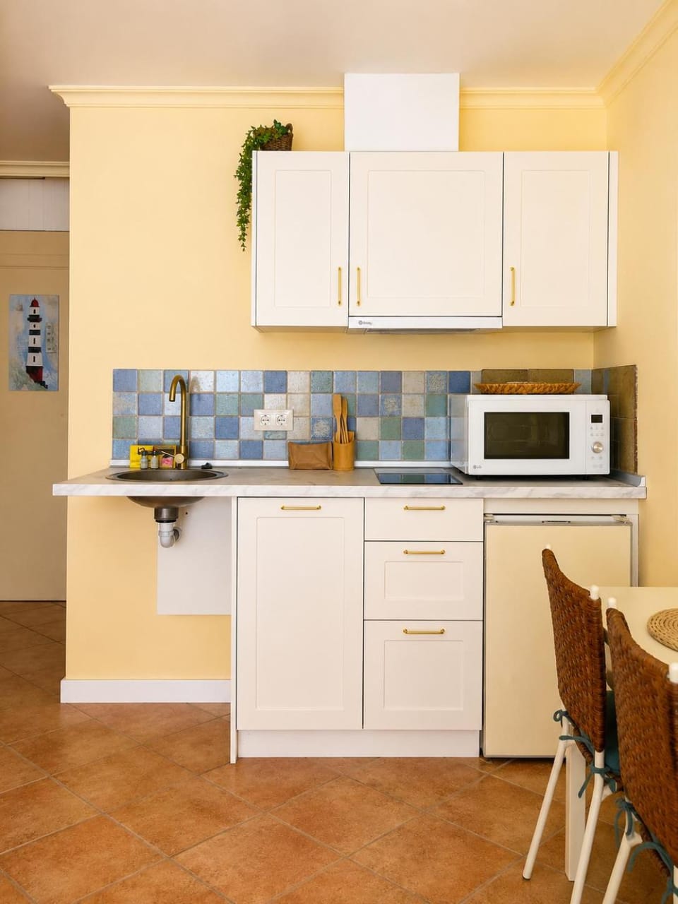 Kitchen or kitchenette, dishwasher, stove