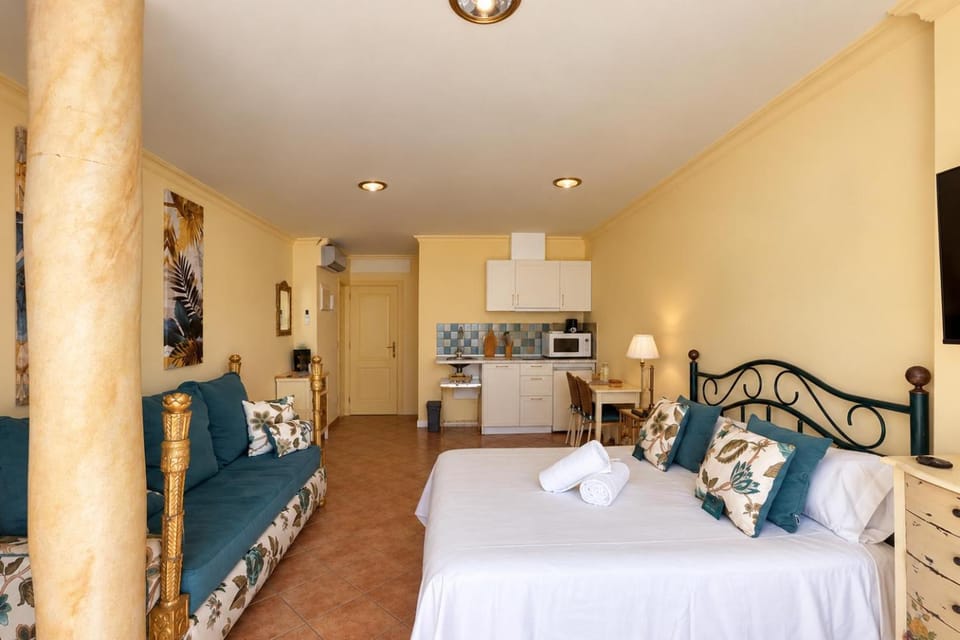 Bed, Kitchen or kitchenette, Photo of the whole room, stove